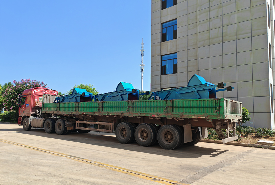 山东东达机电生产的三台往复式给煤机装车发货